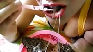 ලොකු බූරුවෙකු විසින් යහන මත කෙළ