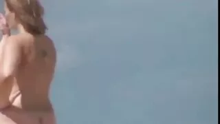 නාන කාමරය තුළ ලස්සන කෙල්ල phallus මත cums