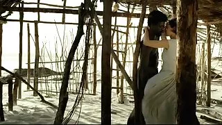 මුදල් සඳහා නාඳුනන කෙනෙකුට ලබා දුන් Skinn Ragazza දැරිය