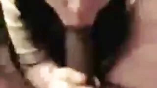 හඬිනි මුහුණ මත පහළ තරඟ සමග දණ මත
