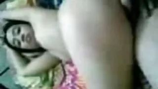 කෙල්ල දිගු අහවල් එක මත මෘදු stitch සමග වැඩ