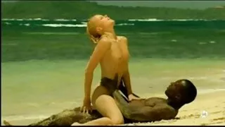 Busty brunette ලෙෂර් වර්ල්ඞ් උද්යානයේ මෝඩයෙක් මත කුකුළා