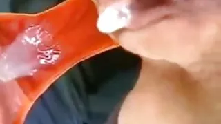 ලොකු දණ්ඩක් ඇගේ මිතුරාගේ උගුරට තල්ලු කළා