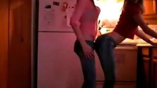 යහන මත ඇඟ පුරා මයිල් කෙලින් වන Milf