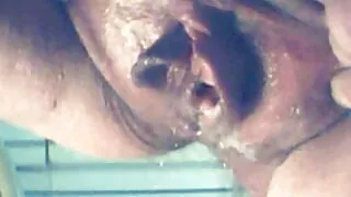 Cam මත Erotically තෙත් පියයුරු ප්රදර්ශනය