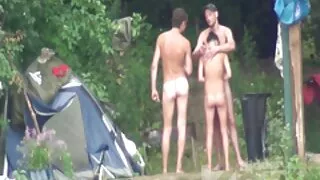 උණුසුම් Bukkake සඳහා Busty Brunette