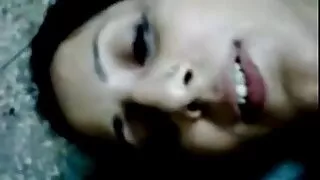 දර්ශනීය වීරයා බිම පච්ච කොටා ගත් දැරිය