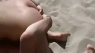 කළු කුකුළා තෘප්තිමත් රතු පැහැති බබා
