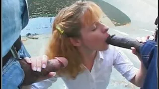 දක්ෂ ලෙස මෝටර් රථය තුළ කෙළ, a busty girl ' s ears මත වැටී