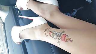 ඩිල්ඩෝවක් මත වාඩි වී සිටී