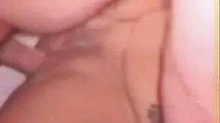විශාල කුකුළා ලැටිනා කෑ හා කාඞ් කරයි