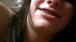 ඉස්ම සහිත පූසෙක් දී විදුලි කෙළ Busty ගෘහණියක්