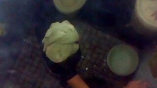 මේසය මතට කෙළ ගැසීම