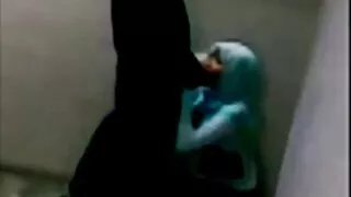 ශක්තිමත් මිනිසා රළු කෙළ විසින් රසවත් කෙල්ල