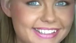 පැහැදිලිව dude ගේ phallus saddles හා ලස්සන කකුල් සමග massburts