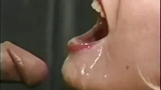 යෞවන හෙදියක් දාම මත කටේ සහ පුසුඹේ බැදපු